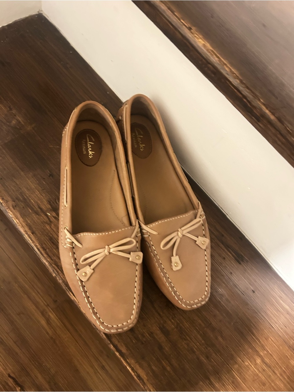 Clarks Women’s Light Tan Leather Moccasin Loafers with Bow